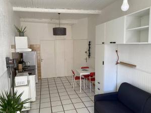 Kuchyňa alebo kuchynka v ubytovaní Studio port de Toulon