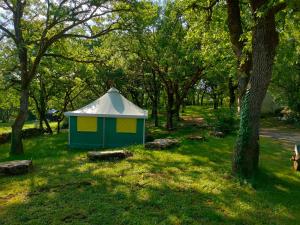 Limogne-en-QuercyCAMPING LE BEL AIR mobil home LE CORNOUILLER 4 personnes的树丛中的小树林 更多9张照片