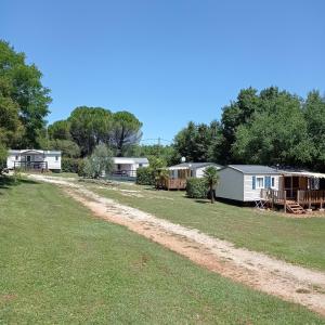 Limogne-en-QuercyCAMPING LE BEL AIR mobil home LE CORNOUILLER 4 personnes的相册照片