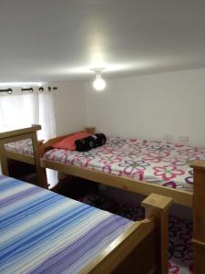 1 dormitorio con 2 camas y una bolsa en la cama en CIBELES ARMENIA APARTAMENTO AMOBLADo, en Armenia