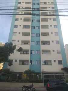 a motorcycle parked in front of a tall building at Apartamento perto da praia de Itaparica in Vila Velha