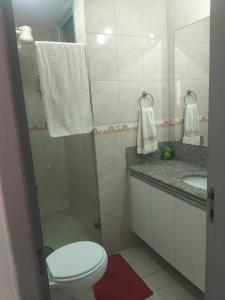 Ein Badezimmer in der Unterkunft Apartamento perto da praia de Itaparica
