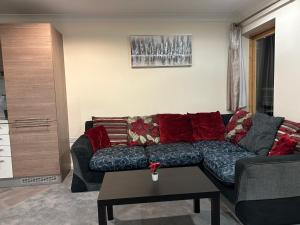 a living room with a couch and a table at 2 bedroom apartment city centre Birmingham in Birmingham