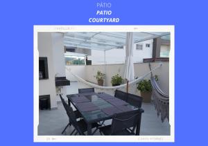 ein Esszimmer mit Tisch und Stühlen in der Unterkunft Apartamento Garden em Palmas do Arvoredo SC in Governador Celso Ramos