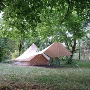 Limogne-en-QuercyCAMPING LE BEL AIR mobil home LE CORNOUILLER 4 personnes的树下的草棚