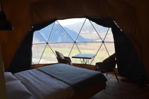 Zimmer mit einem Bett und einem Tisch in einem Zelt in der Unterkunft DENGEKORU Natural Life & Glamping in Mudurnu