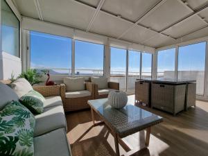 uma sala de estar com um sofá e uma mesa em Ático Los Flamingos. Exclusive terrace with views em Cabo de Gata