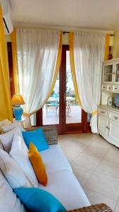 uma sala de estar com um sofá e uma grande janela em Villa Marea em Torre Santa Sabina
