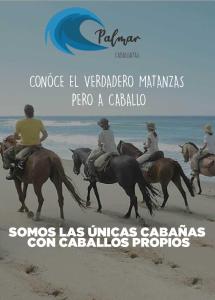 grupa ludzi jeżdżących konno na plaży w obiekcie Palmar Matanzas w mieście Boca Pupuya