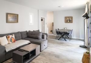 ein Wohnzimmer mit Sofa und Tisch in der Unterkunft Athens Historic Centre Renovated Apartments in Athen