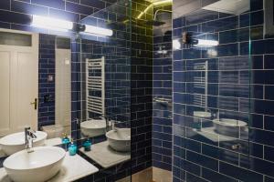 ein blau gefliestes Bad mit 3 Waschbecken und 2 WCs in der Unterkunft Athens Historic Centre Renovated Apartments in Athen + 44 Fotos