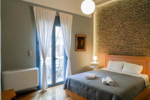 アテネにあるAthens Historic Centre Renovated Apartmentsのベッドルーム1室(ベッド1台、タオル2枚付)