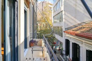 un balcone di un edificio con una panca di Athens Historic Centre Renovated Apartments ad Atene