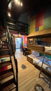 Zimmer mit 2 Etagenbetten und einer Treppe in der Unterkunft Hotel La Serena in Maresias