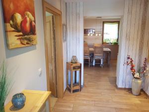 Una sala de estar con una mesa y un comedor. en Ferienwohnung NatureOne, en Kaltennordheim 9 fotos más