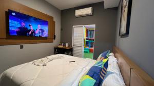 Uma TV ou centro de entretenimento em Hotel La Serena