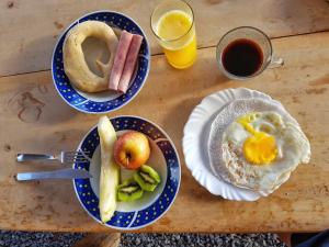 stół z talerzami śniadaniowymi i filiżanką kawy w obiekcie Mambaí Inn w mieście Mambaí