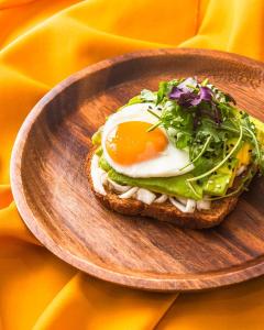 un panino con un uovo e un'insalata su un piatto di Tantalo Hotel - Kitchen - Roofbar a Città di Panama