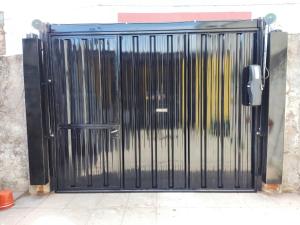 una puerta negra con parquímetro frente a un edificio en Suipacha 223 en Victoria