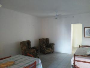 sala de estar con 2 sillas y mesa en Suipacha 223 en Victoria