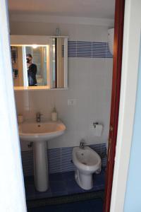 テルモリにあるCasa C&Cの洗面台・トイレ付きの浴室を撮影した男