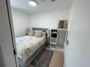 een kleine slaapkamer met een bed en een kleine keuken bij Westport town centre three bedroom in Mayo