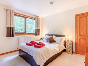 BearnockにあるGlen View Of Enrick Houseのベッドルーム1室(大型ベッド1台、赤いタオル付)