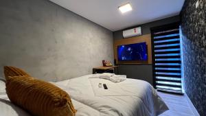 Uma TV ou centro de entretenimento em Hotel La Serena