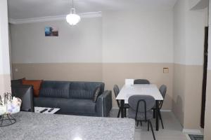 ManavgatApartment في مانافغات: غرفة معيشة مع أريكة وطاولة