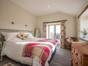 Un dormitorio con una cama grande y una ventana en Long Barn - Ukc2870, en Baltonsborough