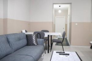 uma sala de estar com um sofá e uma mesa em ManavgatApartment em Manavgat