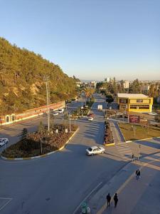 uma vista aérea de uma rua com carros na estrada em ManavgatApartment em Manavgat