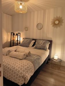 Un pat sau paturi într-o cameră la Le colibri
