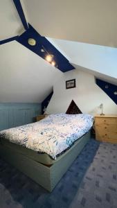 a bedroom with a bed in a attic at Palaz 6 - 2 bedroom flat in Edmonton