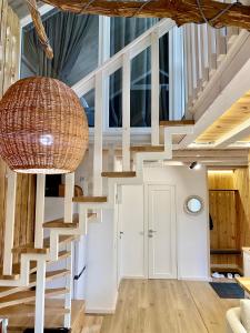 um quarto com uma escada em espiral numa casa em UGRAD family em Slavske