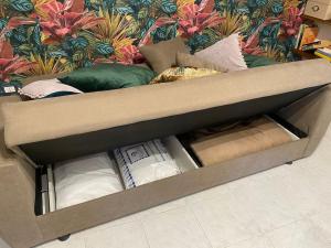 łóżko z poduszkami i kocami w szufladzie w obiekcie Nel cuore di Pescasseroli w mieście Pescasseroli