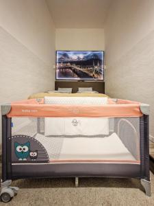 1 dormitorio con 2 camas y TV en la pared en Elizabeth Apartment in the heart of Budapest, en Budapest