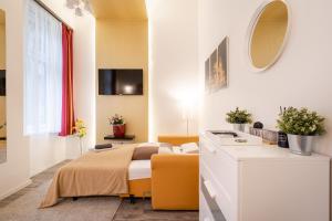 1 dormitorio con cama y espejo en Elizabeth Apartment in the heart of Budapest, en Budapest