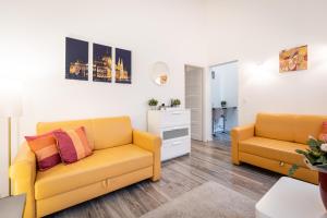 una sala de estar con dos sofás amarillos. en Elizabeth Apartment in the heart of Budapest, en Budapest