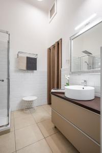 Baño blanco con lavabo y espejo en Elizabeth Apartment in the heart of Budapest, en Budapest