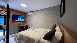 Uma TV ou centro de entretenimento em Hotel La Serena