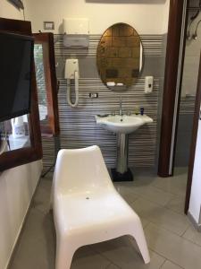 y baño con lavabo blanco y espejo. en La Massaria B&B affittacamere riservatissimo en San Michele di Serino