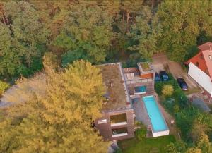 an overhead view of a house with a swimming pool at Ferienwohnung am Einsteinhaus Caputh in Caputh