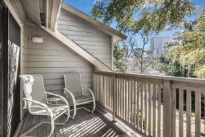 默特尔比奇Exquisite 3 bedroom, 3 bath villa - 19E West Hyde Park - Kingston Plantation villa的两把椅子坐在房子的门廊上 更多13张照片