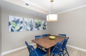 ein Esszimmer mit einem Holztisch und blauen Stühlen in der Unterkunft New to rentals and newly re-decorated - 605 Brighton Kingston Plantation condo in Myrtle Beach