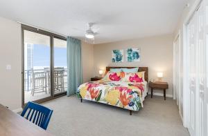 默特尔比奇New to rentals and newly re-decorated - 605 Brighton Kingston Plantation condo的一间带床和阳台的卧室