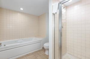 New to rentals and newly re-decorated - 605 Brighton Kingston Plantation condo的一间浴室