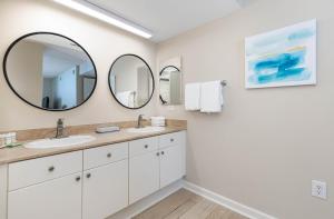 默特尔比奇New to rentals and newly re-decorated - 605 Brighton Kingston Plantation condo的配有两个水槽和两面镜子的浴室 更多15张照片