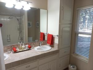 baño con 2 lavabos y espejo grande en King Bed in Relaxing Oasis, with FREE Snack/Wi-Fi/Parking, en San Marcos