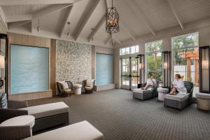 New to rentals and newly re-decorated - 605 Brighton Kingston Plantation condo的休息区
